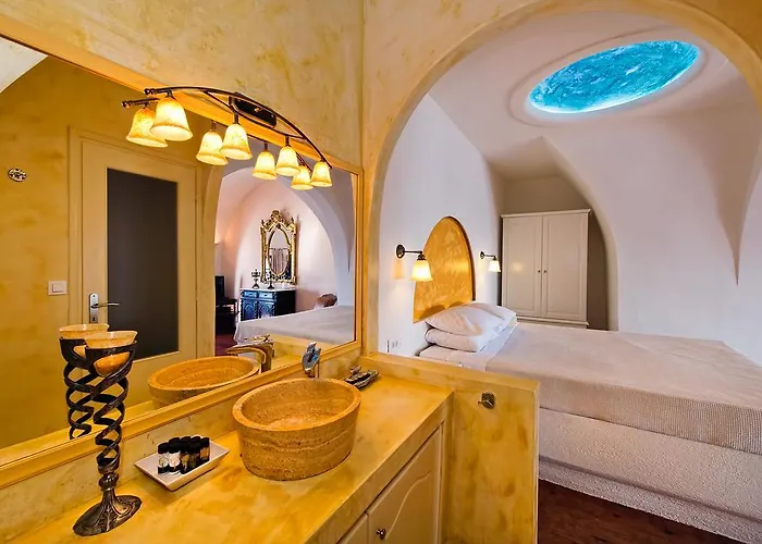 Lava & Lounge 3* Fira (Santorini)